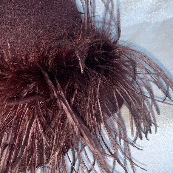 Cheveux Angola blend hat with feather trim. - Picture 6 of 7